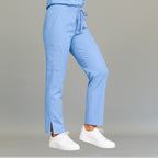 Perfil del pantalón quirúrgico azul cielo 502 para mujer, mostrando su pierna amplia.