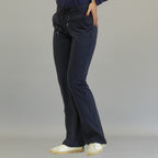 Pantalón quirúrgico 915 azul marino para mujer — vista frontal del corte acampanado
