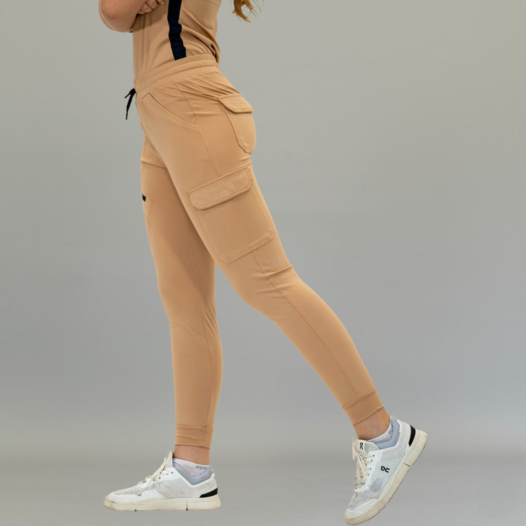 Jogger quirúrgico mujer 905 beige, vista lateral del pantalón