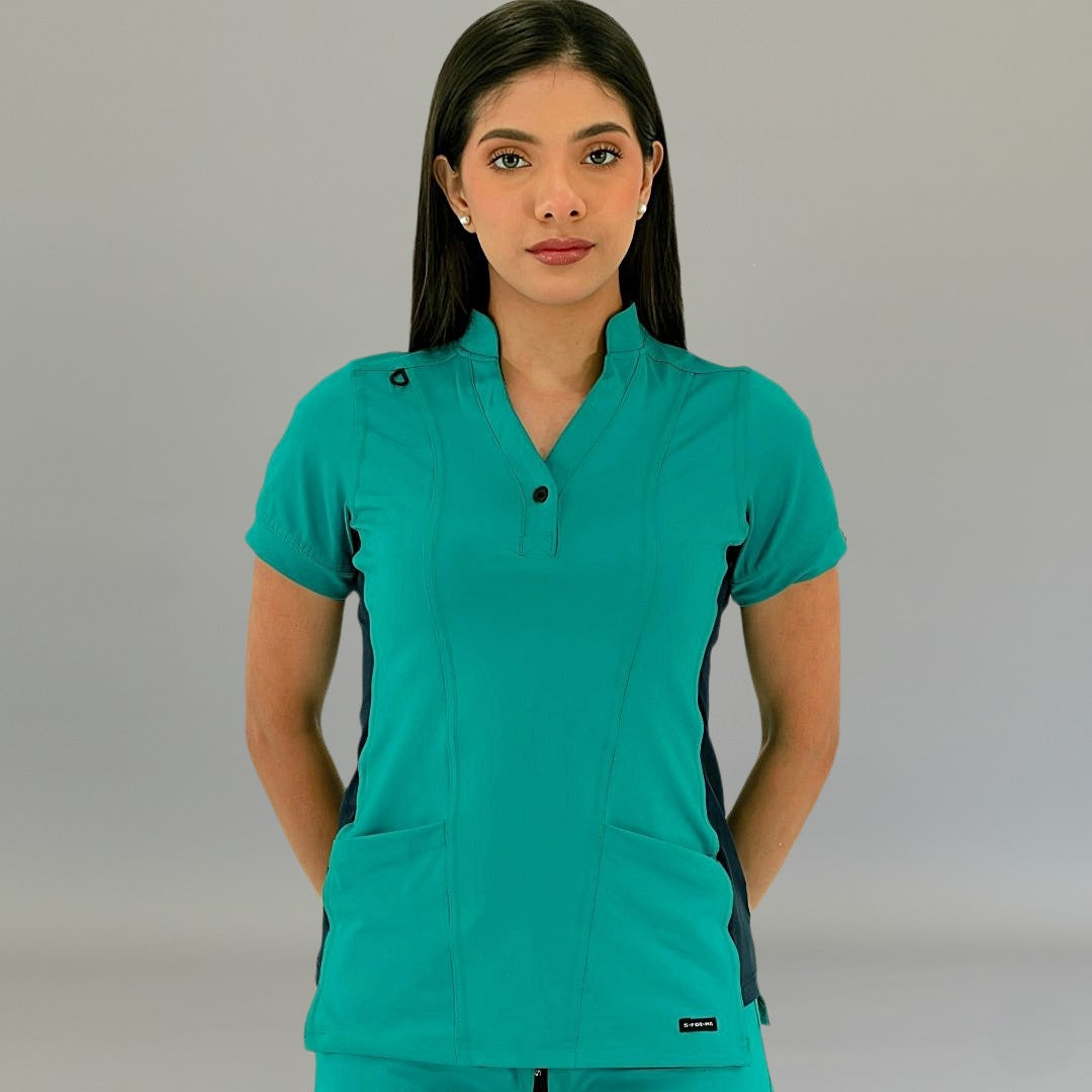Filipina médica 930 teal con detalles azul marino en vista frontal y manos atrás.