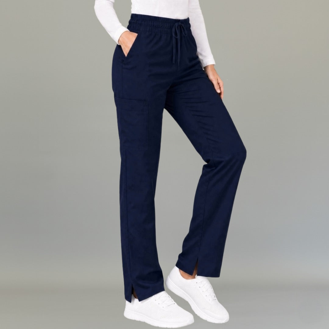 Mujer modelando pantalón 502 quirúrgico azul marino en vista tres cuartos, mostrando pierna amplia.