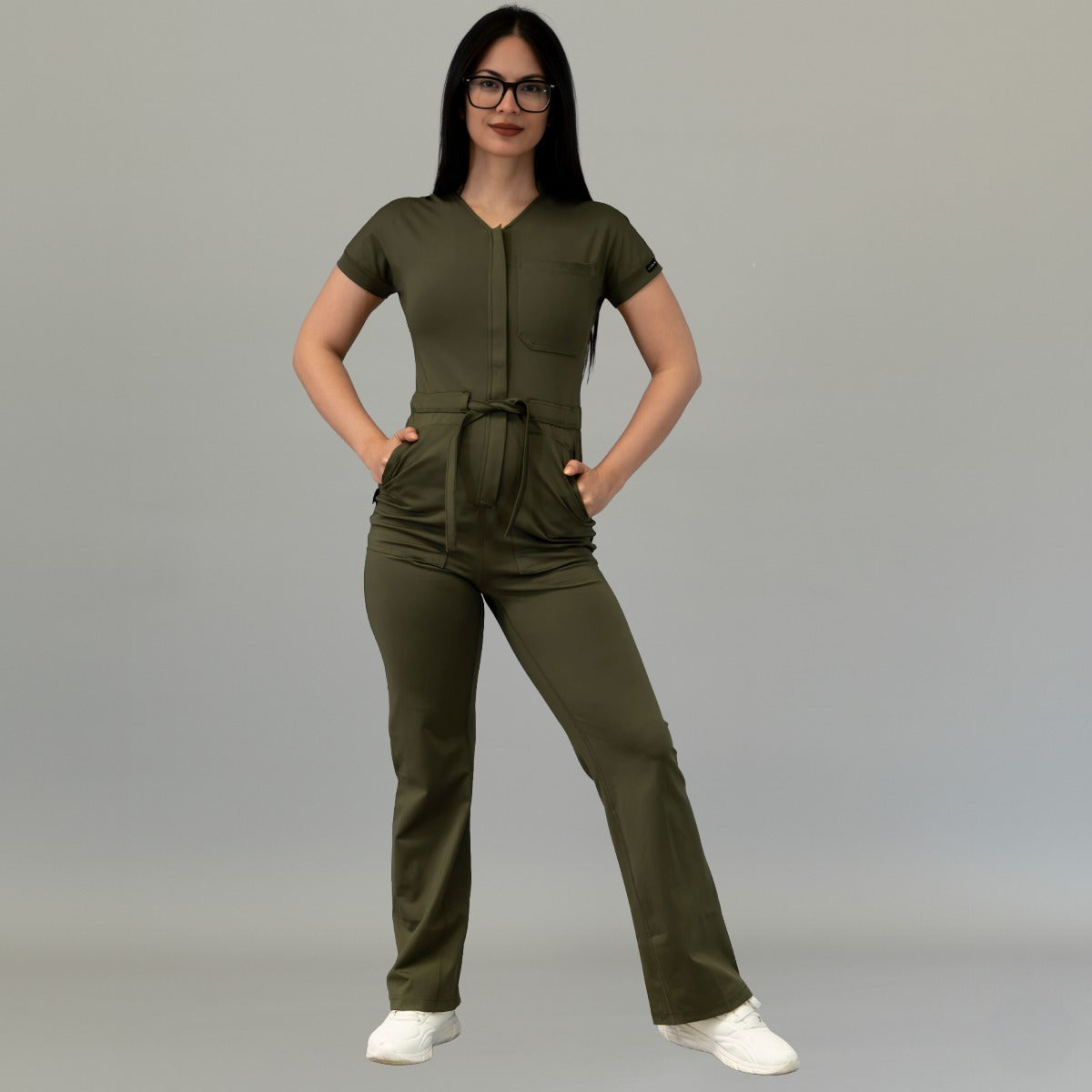 Vista frontal completa del jumpsuit quirúrgico Verde Olivo con bolsillos