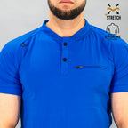 Detalle de cuello con botones y bolsillo de filipina quirúrgica azul rey hombre