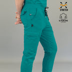 Detalle de tela Super Stretch en pantalón quirúrgico verde teal para hombre