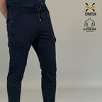 Detalle frontal de cintura ajustable en pantalón jogger azul marino hombre