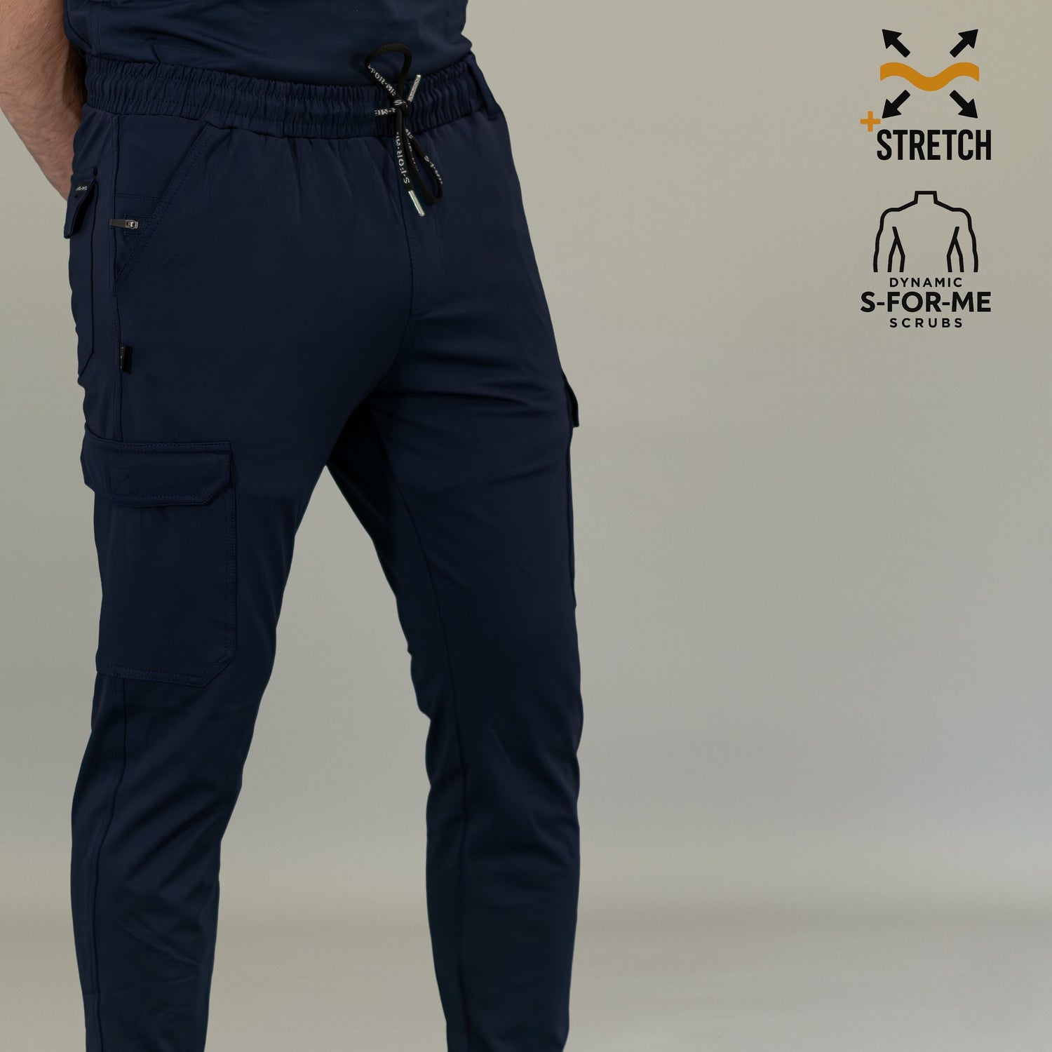 Detalle frontal de cintura ajustable en pantalón jogger azul marino hombre