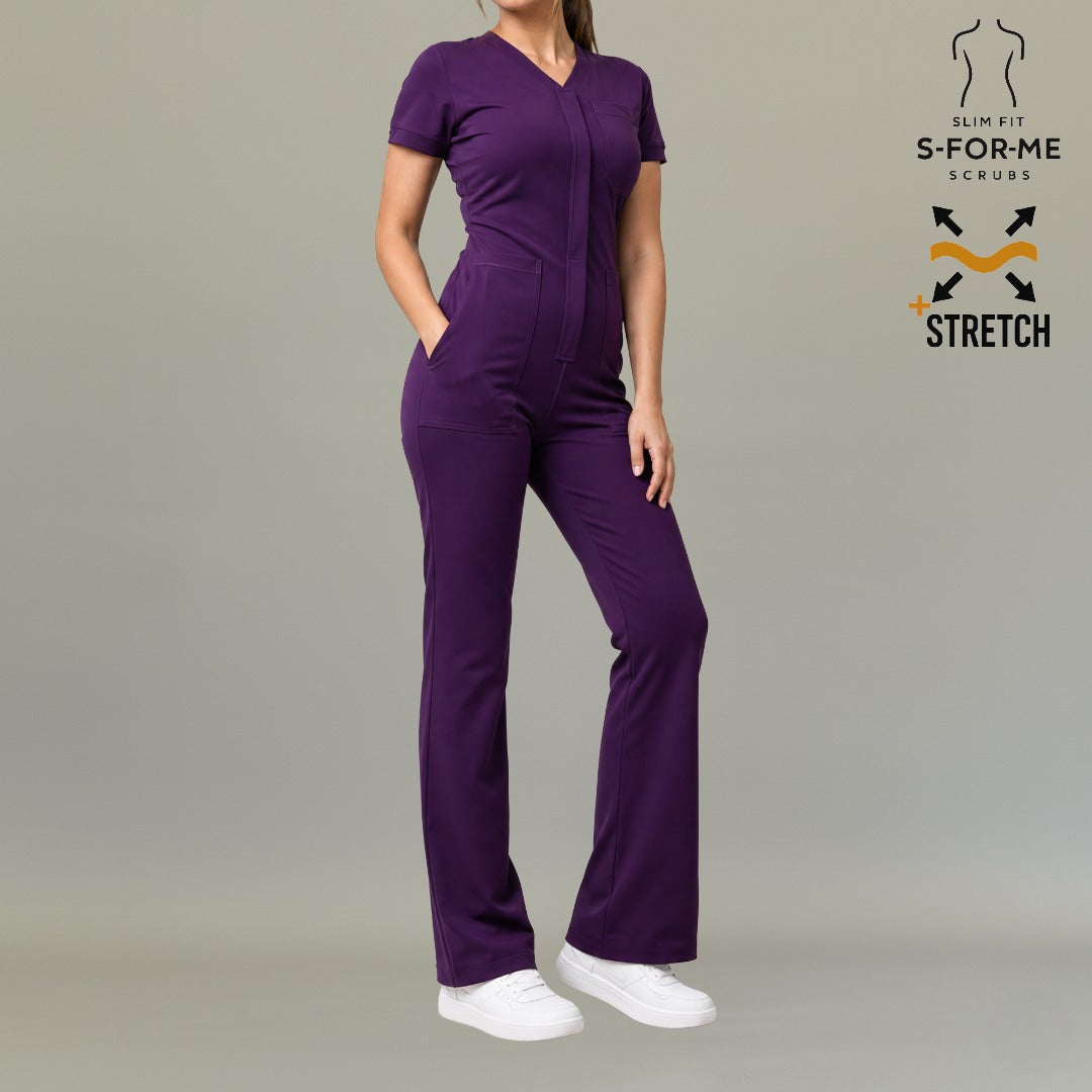 Uniforme médico tipo jumpsuit para dama color uva con tela flexible Super Stretch