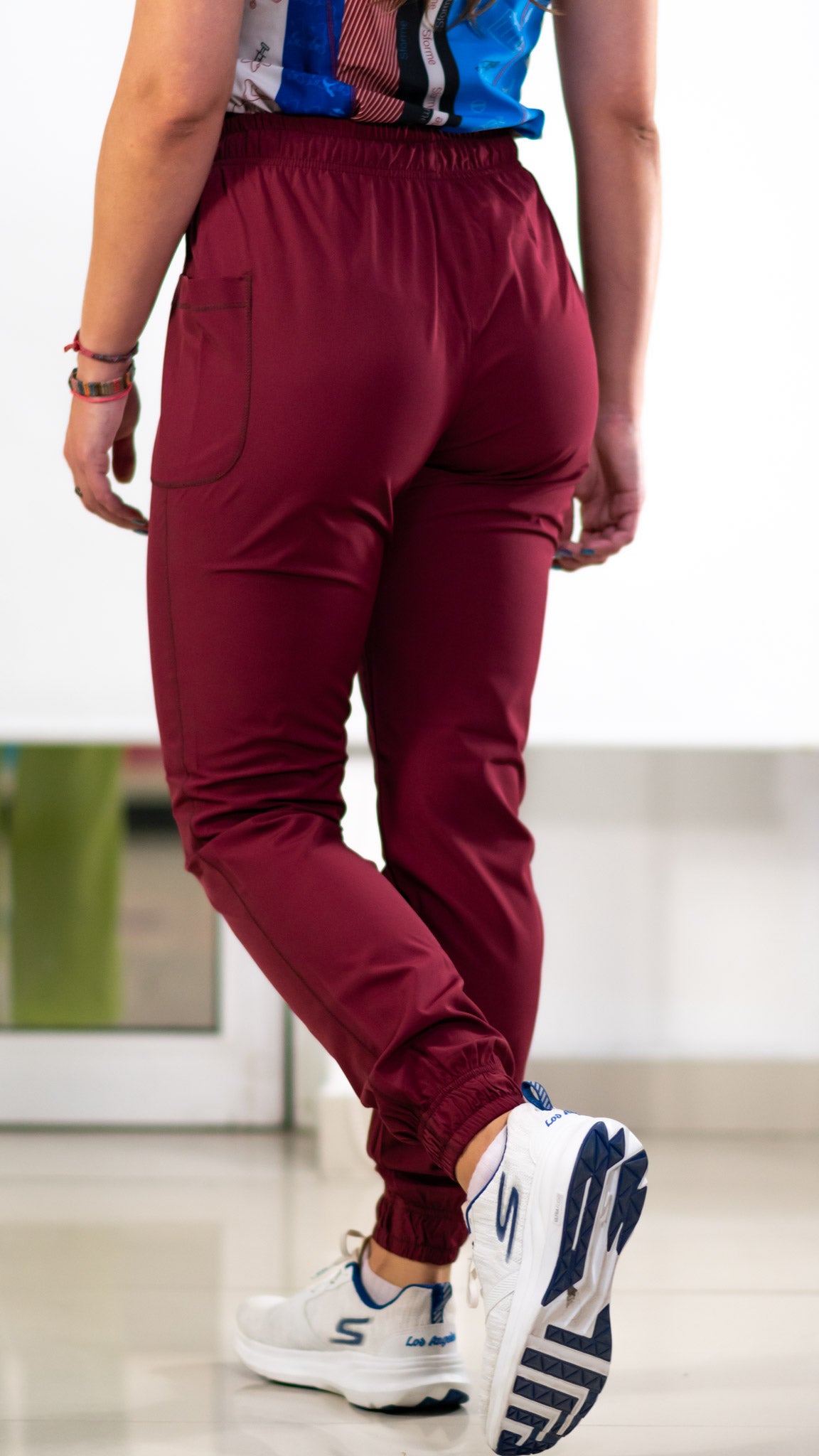 Jogger Quirurgico 2 Bolsas 401 Vino F.W Mujer – Sandel Medica