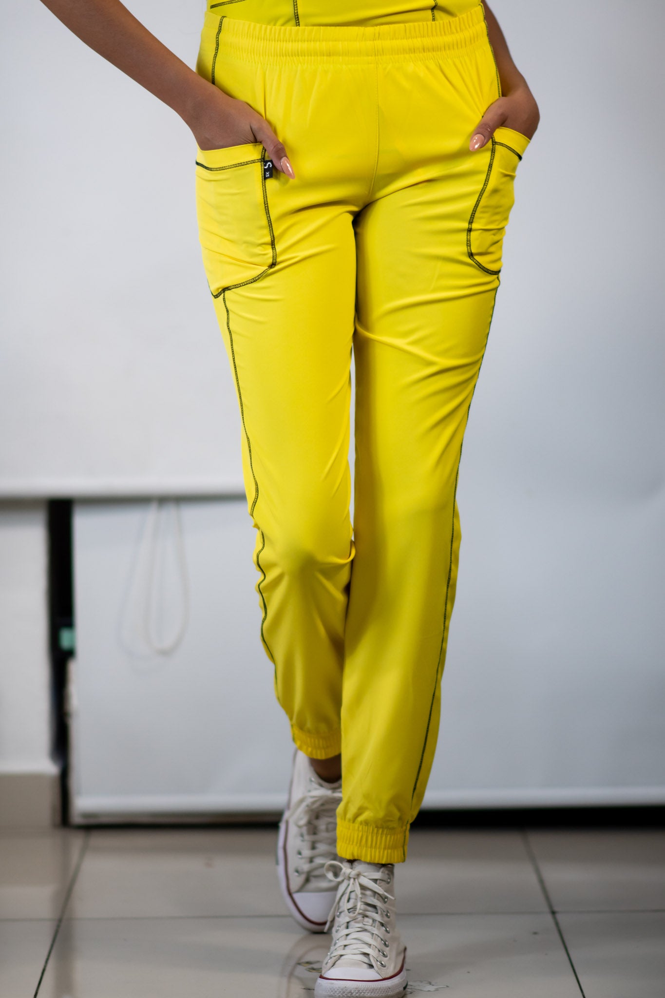 Jogger amarillo clearance