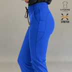 Pantalón scrub flare 915 Azul Rey — detalle bolsillo lateral y bota acampanada