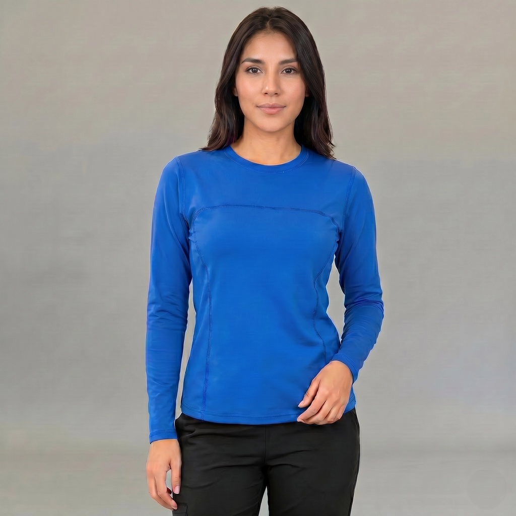 Blusa under scrub azul rey manga larga para mujer con pantalon negro medico