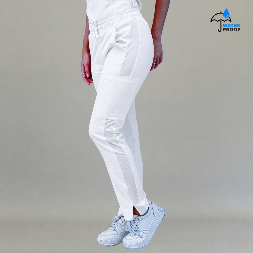 Vista lateral de pantalón mujer 530 quirúrgico blanco relaxed.