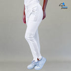 Vista lateral de pantalón mujer 530 quirúrgico blanco relaxed.