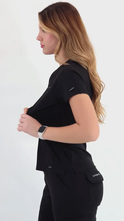 Vídeo del jogger quirúrgico mujer negro 905: la modelo muestra la prenda de frente, de lado y en movimiento.