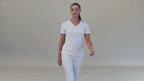 Video de una modelo caminando con el pantalón quirúrgico 530 blanco para mujer; muestra el movimiento de la prenda.