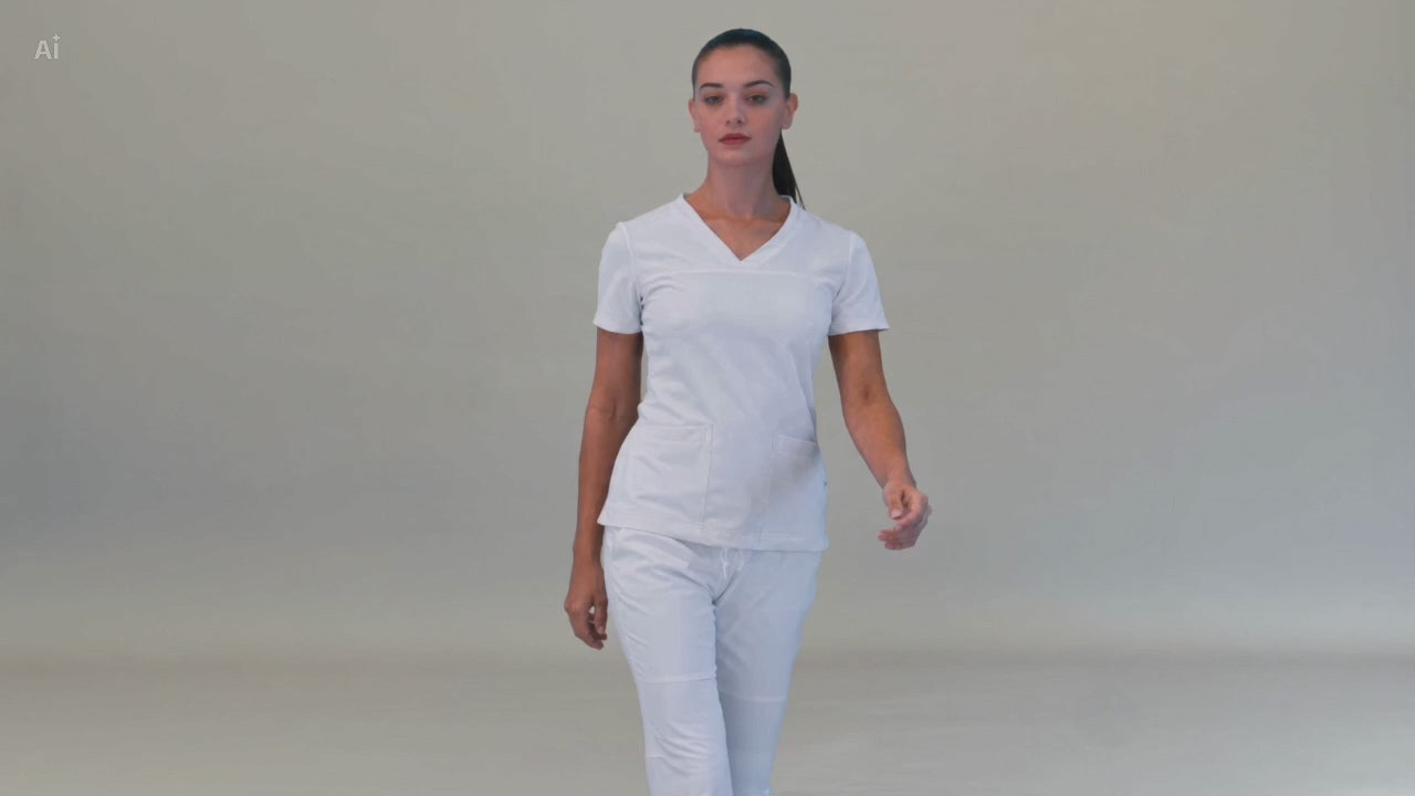Video de una modelo caminando con el pantalón quirúrgico 530 blanco para mujer; muestra el movimiento de la prenda.