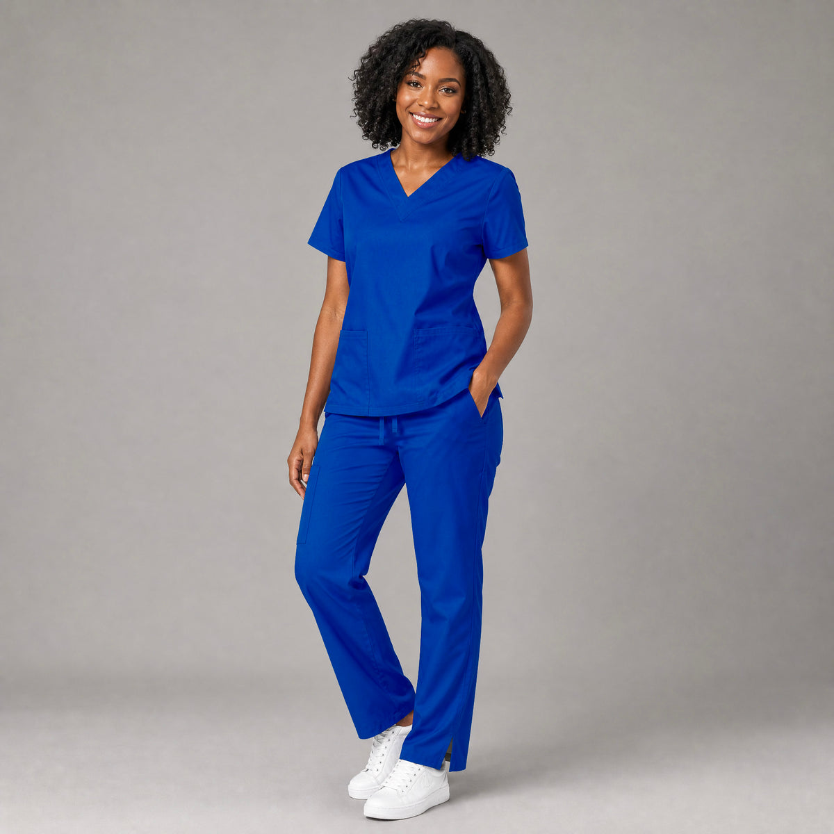 Conjunto completo con el pantalón quirúrgico 502 azul eléctrico de pierna amplia y filipina a juego.